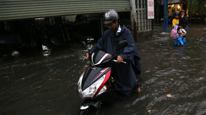 Đến gần 19h cùng ngày, nhiều tuyến đường này vẫn còn ngập, hàng nghìn phương tiện chết máy la liệt phải lội bộ. 