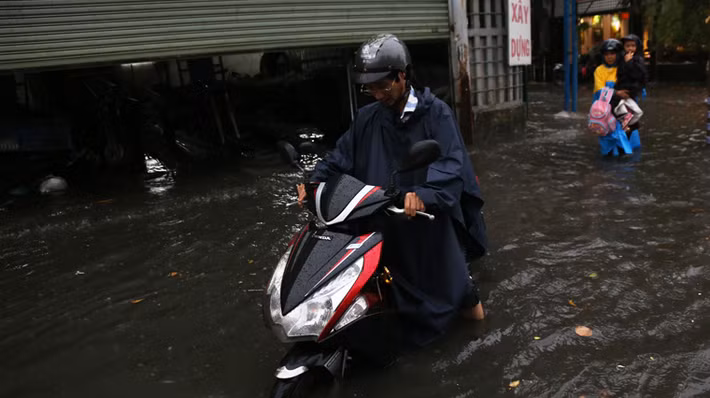 Đến gần 19h cùng ngày, nhiều tuyến đường này vẫn còn ngập, hàng nghìn phương tiện chết máy la liệt phải lội bộ. 