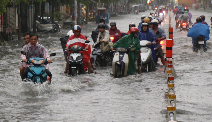  Cơn mưa tầm tã như trút nước đã khiến nhiều tuyến đường ở TP HCM ngập sâu, xe cộ bì bõm lội qua vùng ngập nước để tìm đường về nhà.