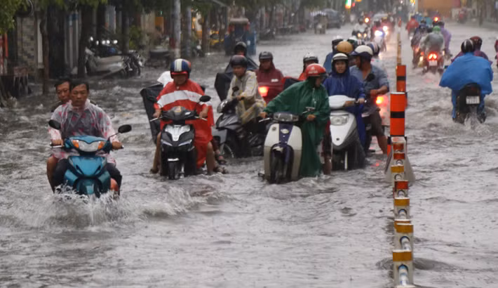  Cơn mưa tầm tã như trút nước đã khiến nhiều tuyến đường ở TP HCM ngập sâu, xe cộ bì bõm lội qua vùng ngập nước để tìm đường về nhà.