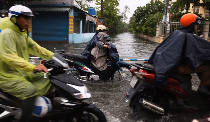 Thảm cảnh mùa mưa ở TP HCM "ngập nước, kẹt xe" đã bắt đầu khi khu vực Nam Bộ đã bước vào mùa mưa.