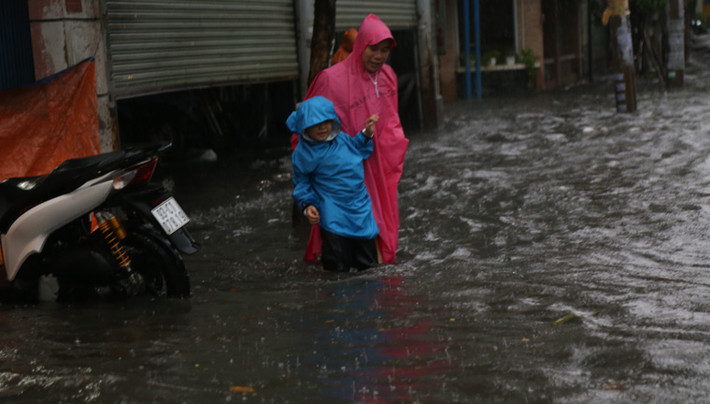 "Mùa mưa là con đường này lại ngập nên rất vất vả trong việc đón con. Nước nhiều như vậy rất nguy hiểm cho các bé, có trường hợp phụ huynh làm rớt bé dưới nước phải vớt lên, người ướt hết rất tội nghiệp", một phụ huynh chia sẻ.