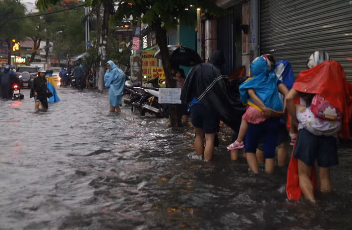 Theo ghi nhận của PV Kiến Thức, nhiều tuyến đường như như Cây Trâm, Lê Đức Thọ (quận Gò Vấp), Nguyễn Xí, Nguyễn Hữu Cảnh (quận Bình Thạnh), Hồ Ngọc Lãm (quận Bình Tân)... chìm trong biển nước.
