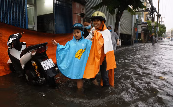 Trên đường Cây Trâm (đoạn trước khu vực UBND phường 8, quận Gò Vấp) được xem là "rốn ngập" mới ở TP HCM vì mỗi lần mưa là ngập khiến nhiều người dân sống ở đây ngán ngẫm.