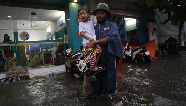 Cơn mưa lớn như trút nước khiến đường Cây Trâm ngập nặng đúng vào thời điểm trẻ em trường mầm non tan trường.