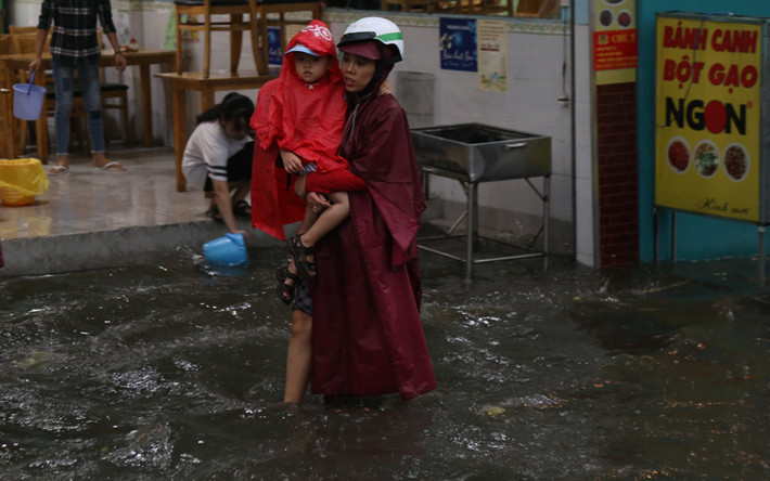 Trong khi các bậc phụ huynh khốn đốn.
