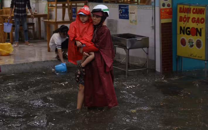 Trong khi các bậc phụ huynh khốn đốn.