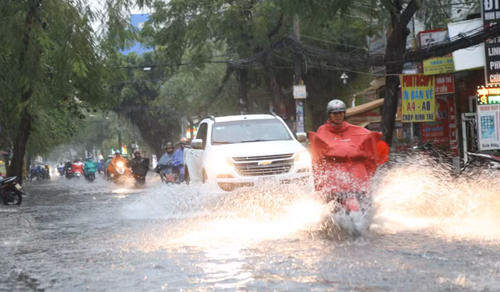 Chiều 8/5, khắp khu vực Nam Bộ xuất hiện mưa cực lớn kéo dài đến tận tối cùng ngày.