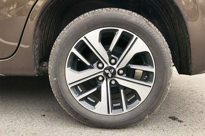 Mâm xe được thiết kế dang hợp kim đa chấu nhưng với 5 chấu lớn sở hữu hai tông màu khá ấn tương, kích thước của mâm xe khoảng 15 inch và 16 inch cho từng phiên bản và đi kèm với lốp Dunlop kích thước 205/55.