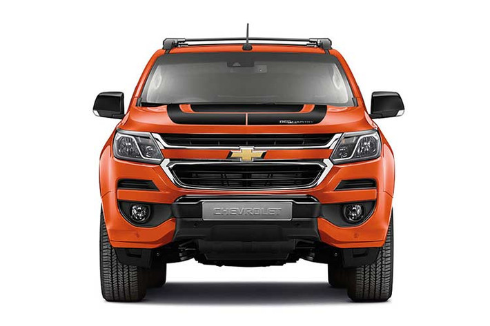 Được nhập khẩu nguyên chiếc từ Thái Lan, Chevrolet Colorado Storm 2018 mới ngoài vẻ mạnh mẽ, còn được tạo điểm nhấn khác biệt bằng hàng loạt chi tiết ngoại thất màu đen như tấm dán trang trí nắp capô và thân xe.