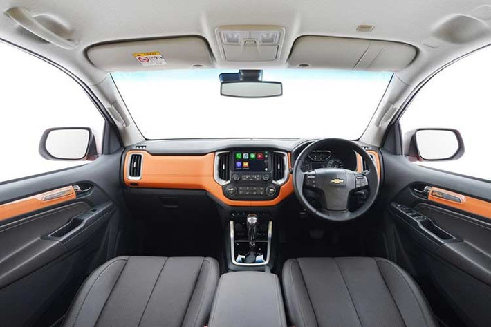 Ngoài ra, bên trong Chevrolet Colorado Storm còn có hệ thống thông tin giải trí MyLink thế hệ mới nhất, cho phép kết nối các thiết bị, truy cập danh mục bài hát yêu thích, đồng bộ và hiển thị danh bạ điện thoại trên màn hình trong xe cùng chức năng kết nối Bluetooth rảnh tay.