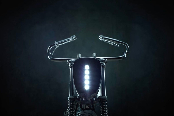 Phía trước, cụm đèn pha sử dụng 5 bóng LED cho ánh sáng màu trắng 6.000 K đặt trong choá đèn thiết kế thủ công, khiến cho người nhìn cảm nhân nó mang đầy phong cách viễn tường. 