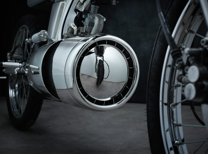 Động cơ này có dung tích 125 cc, 4 thì, làm mát bằng không khí kết hợp cùng hộp số 4 cấp cho vận tốc tối đa 110 km/h. Chưa hết, ống xả cũng được giấu kín trong phần vỏ động cơ.