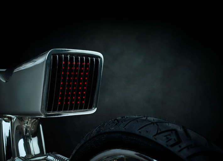 Phía sau, cụm đèn phanh chiếu hậu được nhóm độ xe Bandit9 tại Sài Gòn đặt trong hốc kiểu lưới tản nhiệt tạo các cảm giác huyền ảo trong bóng tối.