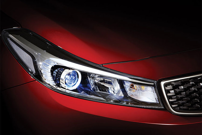 Lấy cảm hứng từ mẫu xe "gà nhà" Stinger với nắp ca-pô dài, phần đuôi ngắn lại, lưới tản nhiệt dạng "mũi hổ" mỏng, đèn pha LED đẹp mắt.