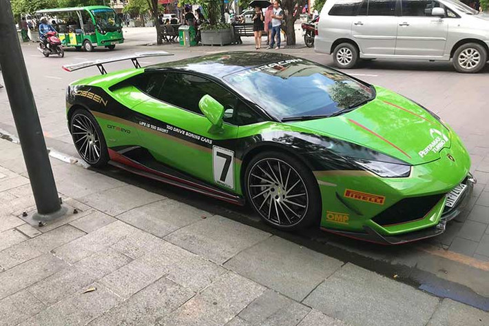 Động cơ kết hợp cùng hộp số tự động 7 cấp, hệ dẫn động 4 bánh toàn thời gian, nhờ đó Lamborghini Huracan LP610-4 mang phong cách những mẫu siêu xe đua Huracan GT3 EVO chỉ mất thời gian 3,2 giây để tăng tốc từ vị trí xuất phát lên 100 km/h trước khi đạt vận tốc tối đa 325 km/h.