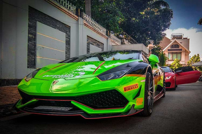 Ngoài bộ áo mới mang phong cách những mẫu siêu xe đua Huracan GT3 EVO, siêu xe Lamborghini Huracan LP610-4 này còn gây ấn tượng với bộ body kit của hãng RevoZport bao gồm các cánh lướt gió phía trước, nẹp sườn bên hông hay cánh gió đuôi cố định phía sau bằng sợi carbon.