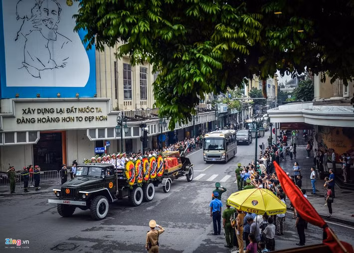Đoàn xe đi qua ngã từ Đinh Tiên Hoàng – Tràng Tiền – Hàng Bài.