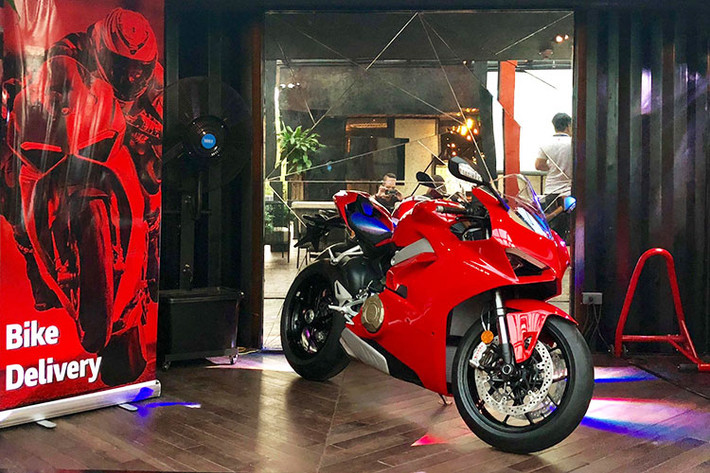 Khi ra mắt thị trường thế giới, xe sẽ có 3 phiên bản là cơ bản bao gồm; bản thường, bản S và Speciale. Tại thị trường Việt Nam, xe được phân phối chính hãng từ Ducati Hà Nội và TP HCM. Xe được bảo hành chính hãng 2 năm từ nhà phân phối và không giới hạn số km trong thời gian sử dụng.