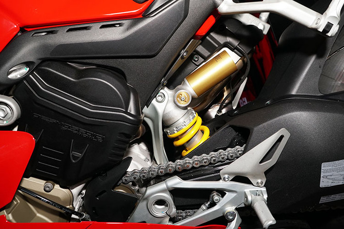 Nhà sản xuất môtô đình đám Ducati cùng các tay đua phát triển hệ thống điều chỉnh chế độ lái, gồm Race (Đua), Sport (Thể thao) và Street (Đường phố). Panigale V4 cũng là mẫu môtô Ducati thương mại đầu tiên sử dụng động cơ V4, được phát triển từ chiếc Desmosedici V4 trong giải đua MotoGP. Động cơ có dung tích 1.103cc, cho công suất 214 mã lực.