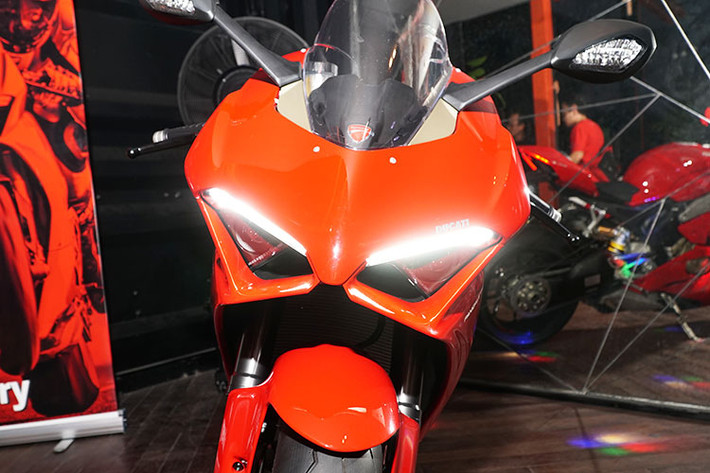 Siêu môtô thể thao Ducati mới sở hữu thiết kế có thể bao quát trong 2 mặt chính: nâng cấp từ "đàn anh" 1299 Panigale hiện tại và có khá nhiều nét chung với dòng Supersport. Tuy nhiên Panigale V4 được trang bị phần ngoại thất hết sức hào nhoáng khiến bất kỳ ai "chạm mặt" cũng phải mê mẩn.