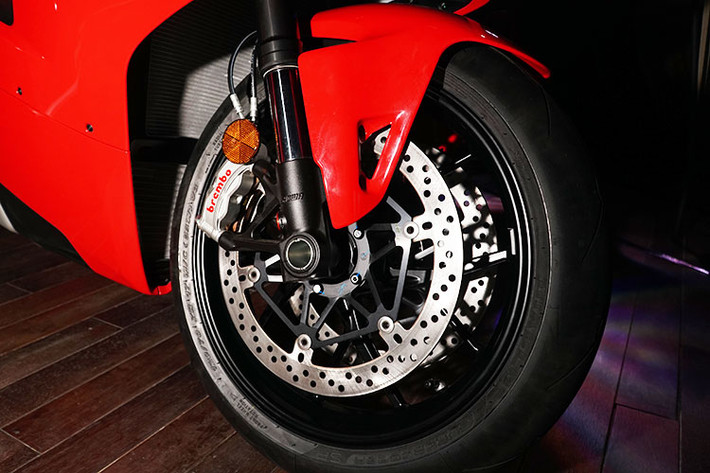 Phần đầu xy-lanh phía sau cũng là điểm tựa cho khung phụ, gắp sau và hệ thống giảm xóc. Ở bản tiêu chuẩn, xe trang bị phuộc trước Showa đường kính 43 mm, và giảm xóc Sachs phía sau. Trong khi bản S và Speciale trang bị phuộc và giảm xóc của Ohlins điều khiển điện tử bán chủ động. Nó được kiểm soát bởi hệ thống điều khiển Ohlins Smart EC 2.0.