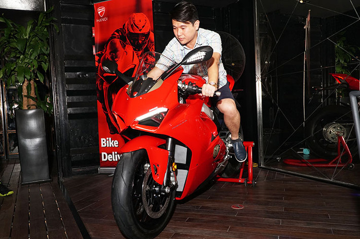 Theo đó, hai mẫu siêu môtô Ducati nhập Thái là Panigale V4 bản tiêu chuẩn có giá 760 triệu đồng, bản S có giá khoảng 960 triệu đồng. Tuy nhiên, chiếc Panigale V4 Speciale nhập nguyên chiếc từ Ý không được công bố giá (do nhiều điều kiện khách quan). Trong ảnh là một khách hàng đầu tiên ở Hà Nội nhận chiếc xe mới này.
