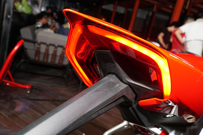 Hàng loạt công nghệ hiện đại trên xe như hệ thống điều khiển lực kéo (DTC EVO), hệ thống ổn định điện tử (DSC), kiểm soát "bốc đầu" (DWC EVO), hỗ trợ "đề pa" (DPL) thế hệ mới, hệ thống hỗ trợ drift khi phanh Ducati Slide Control (DSC), chống bó cứng phanh biến thiên khi ôm cua cho bánh trước, bộ đo và phân tích thông số 6 trục (6-axis Inertial Measurement Unit - 6D IMU),... được trang bị.