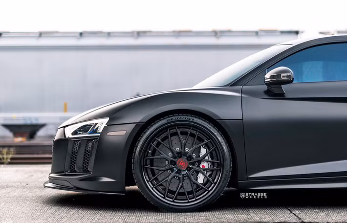 Audi R8 V10 Plus hội tụ đầy đủ các tố chất trên cộng thêm một số ưu điểm không có ở Lamborghini Huracan. Nó được xem như phiên bản thể thao hầm hố và mạnh mẽ nhất của Audi tính tới thời điểm này.