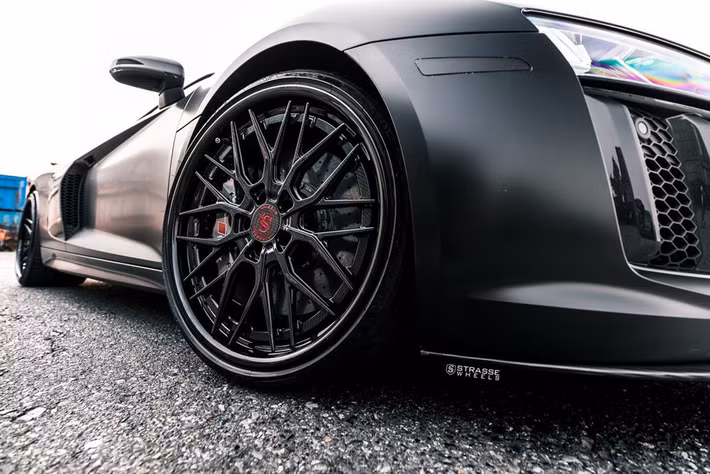 Sự khác biệt dễ nhận thấy nhất giữa Audi R8 V10 Plus và các đối thủ khác là lớp sơn đen Satin Black. Nhờ lớp sơn đặc trưng này, R8 trông giống cỗ xe của Người Dơi hay chiến đấu cơ tàng hình “Chim ưng đêm” F-117 Nighthawk. Cản trước, cánh gió lớn phía sau và hệ thống xả cỡ lớn cũng được thiết kế với phong cách rất đặc trưng.