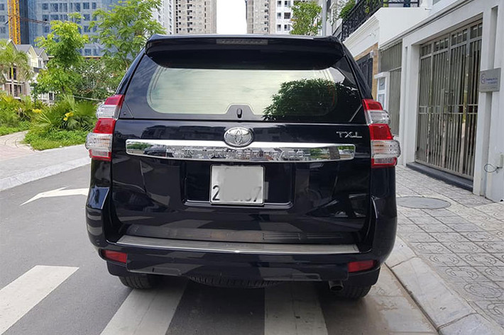 Các trang bị ngoại thất vẫn trong tình trạng sử dụng tốt như cụm gương chiếu hậu chỉnh điện, gập điện tích hợp đèn báo rẽ, đèn hậu và đèn phanh thứ ba dạng LED tích hợp trên cánh lướt gió phía sau vẫn cho khả năng chiếu sáng tốt. La-zăng vẫn là loại hợp kim nhôm nguyên bản 6 chấu kép, kích thước 18-inch mạnh mẽ.