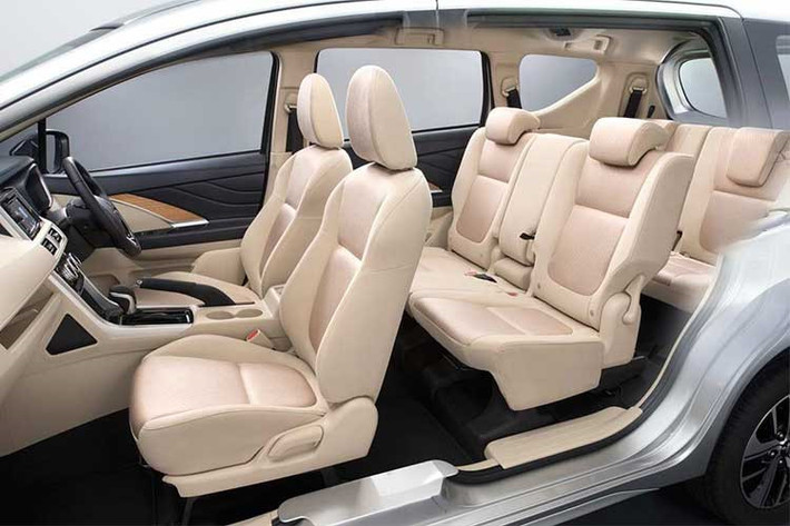 Xe có đủ 3 hàng ghế để chở đủ 7 người trưởng thành, trong đó hàng ghế thứ 2 gập theo tỉ lệ 60/40, còn hàng ghế thứ 3 gập theo tỉ lệ 50/50. Cả hai phiên bản đều chỉ có điều hòa chỉnh tay nhưng có tới 2 dàn lạnh và hệ thống chỉnh gió độc lập cho hàng ghế sau. Xe hướng tới mục đích chuyên chở tiện dụng cho hành khách.