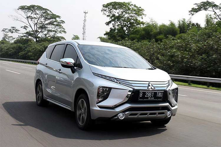 Tại thị trường Việt Nam, mối thủ đe dọa lớn nhất tới doanh số của Mitsubishi Xpander chính là Toyota Rush. Mẫu xe Rush của Toyota phiên bản 1.5l vừa chính thức ra mắt vào tháng 9/2018 vừa qua với giá bán 688 triệu đồng. Tuy nhiên so với đối thủ, Toyota Rush đang bị làm giá nhiều hơn - đặc biệt là việc địa lý bắt khách hàng mua xe kèm phụ kiên tới gần 100 triệu đồng.