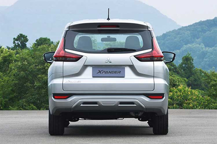 Các chi tiết ngoại thất ở Mitsubishi Xpander gây ấn tượng mạnh với những đường nét thể thao, góc cạnh sắc sảo, nổi khối trên toàn thân xe. Phía sau, đèn đuôi và đèn phanh chữ L tách rời, cụm đèn hậu tích hợp công nghệ đèn LED. Gầm xe cũng thiết kế ấn tượng với cản sau lớn, ống xả được giấu gọn phía dưới gầm.