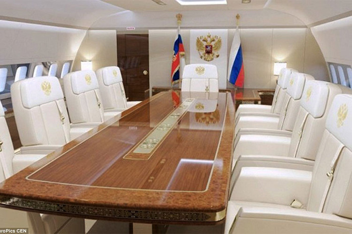 Được sản xuất bởi một đơn vị có tên gọi Voronezh Aircraft Production Association, các máy này đều tên có tên hiệu IL-96-300PU sang trọng và được bao bọc bằng lớp sơn phủ ngoài đặc biệt có thể khiến chúng trở nên khó phát hiện hơn trên hệ thống radar.