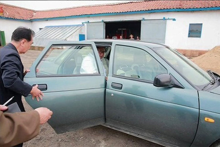 Trái với hình ảnh những chiếc siêu xe sang Mercedes-Maybach bọc thép bóng bẩy ở những chuyến công du quốc tế hồi đầu năm nay, lãnh đạo Triều Tiên Kim Jong-un mới đây đã bất ngờ xuất hiện trong một chiếc xe Lada Priora cũ, bình dân màu xanh lá cây sau chuyến thị sát khu vực biên giới của mình.