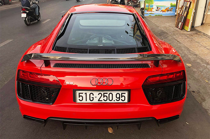Audi R8 V10 Plus chính hãng thế hệ mới lần đầu tiên ra mắt thị trường Việt Nam trong sự kiện Audi Progressive được tổ chức vào hồi tháng 6/2016. Trước đó, một số chiếc cũng đã được các công ty nhập khẩu tư nhân đưa về nước theo diện không chính hãng.