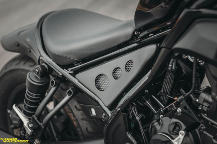 Che đậy khoảng trống của thân xe vốn nguyên bản là một tấm nhựa đã được thay bằng bộ ốp khung sườn trước và sau của Thái Lan, với thiết kế xen kẽ dạng lưới thông gió khá hiện đại nhưng cũng đầy phá cách.