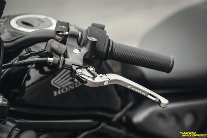 Ở phần đầu, chiếc xe được trang bị kính chắn gió MOTOZAAA Rebel, Ốp Đầu Đèn REBEL. hằm phù hợp hơn với thay đổi ngoại thất đầu xe, cặp xi-nhan tiêu chuẩn đã được nhường chỗ cho Xinhan Classic Lưới CNC.