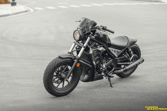 Trên thế giới và ngay cả tại Việt Nam, mẫu xe môtô Honda Rebel là một dòng xe phân khối lớn đã quá quen thuộc với nhiều người. Xe được ra mắt từ năm 1985 với các phiên bản 125 và 250cc, Rebel đã đạt được thành công nhờ thiết kế đậm phong cách Mỹ, kích thước nhỏ gọn và mức tiêu thụ nhiên liệu thấp, hướng tới những tay lái trẻ.