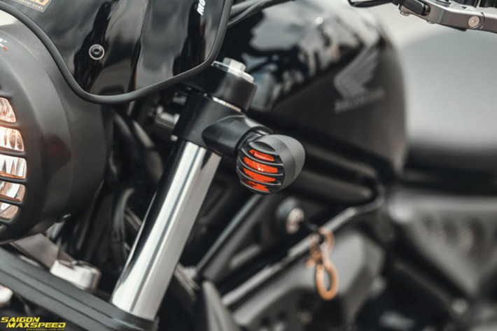 Pha lẫn giữa nét cổ điển và tính hiện đại chính là cặp tay phanh và côn Honda Rebel được gia công nhôm CNC với 6 nấc tăng chỉnh phù hợp.