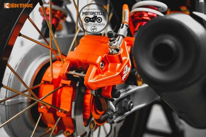 Ngoài ra, xe còn được nâng cấp thêm hệ thống phanh đĩa sau với heo RCB và đĩa Apido, bộ đùm trái khế nổi bật, ống xả mới... những món đồ chơi đã góp phần làm nổi bật chiếc xế nổ phổ thông của thương hiệu Honda.