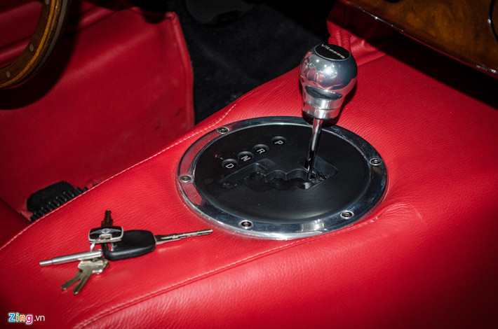 Cần số tối giản không cầu kỳ. Giá Morgan Plus 4 tại thị trường Anh quốc ở mức trên 30.000 bảng Anh, tương đương 50.000 USD.