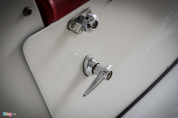 Tay nắm cửa cũng giữ đúng giá trị cổ điển.