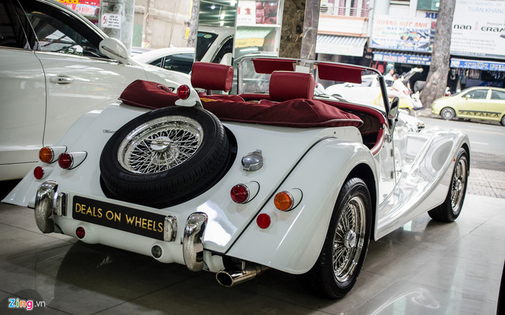 Hãng xe ôtô Morgan không độc lập trong việc sản xuất động cơ và hộp số. Plus 4 sử dụng động cơ 2.0L, 4 xy-lanh do Ford sản xuất và hộp số tự động 5 cấp của Mazda. Động cơ có công suất 154 mã lực và mô-men xoắn 201 Nm, dẫn động cầu sau. Xe tăng tốc 0-100 km/h trong 7,5 giây, vận tốc tối đa 189 km/h.