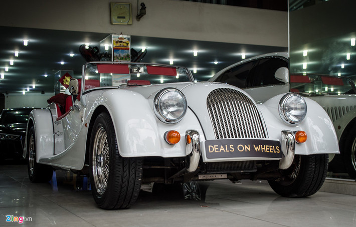 Morgan là hãng xe đến từ Anh quốc có tuổi đời hơn 100 năm nổi tiếng với các mẫu xe thiết kế truyền thống. Tại Việt Nam, không nhiều người biết đến Morgan khi số lượng chỉ đếm trên đầu ngón tay với 2 mẫu gồm Aero 8 SuperSport và Aero SuperSport. Mẫu xe vừa về là chiếc Morgan thứ 3, và là mẫu Plus 4 đầu tiên.