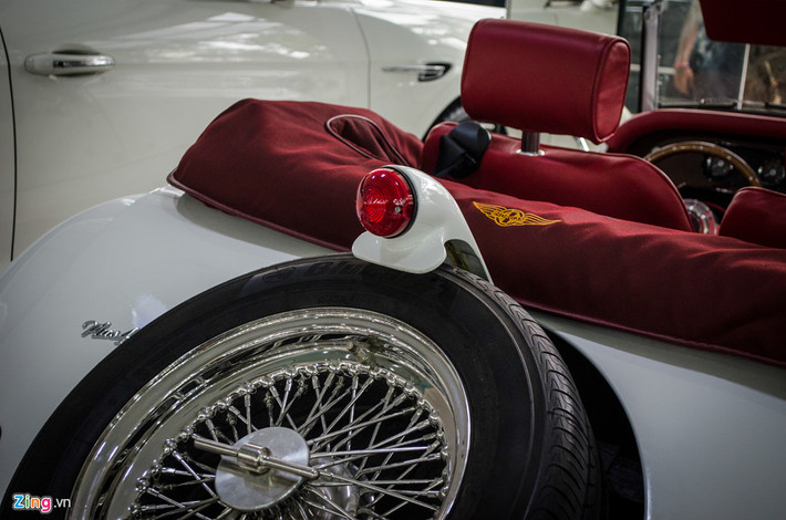 Đèn báo phanh cách điệu đặt ở trên cao, trên xe hiện đại còn gọi là đèn phanh thứ 3. Bình xăng đặt phía sau có dung tích 55 lít. Mui xe màu đỏ, tháo lắp bằng tay. Xe có khối lượng khô vỏn vẹn 927 kg.