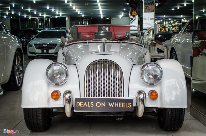 Mẫu xe cổ Morgan Plus 4 mui trần mới về Việt Nam theo diện nhập khẩu tư nhân. Xe giữ thiết kế cổ điển, không thay đổi từ khi ra mắt lần đầu tiên vào năm 1950. Đầu xe dài, kính chắn gió dạng pop-up, đuôi xe ngắn và hốc bánh lộ ra ngoài. Những gì thay đổi trên Morgan Plus 4 gần 70 năm tồn tại chủ yếu tập trung vào hệ truyền động để phù hợp với thời đại.