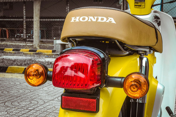 Nhờ có bộ yên mềm gắn lên, tay xách phía sau kèm yên vẫn sử dụng loại lớn bằng kim loại để có thể chở người hoặc chở hàng thoải mái trong đô thị đã biến mất. Trên mẫu xe này, cụm đèn hậu vẫn không thay đổi với bóng halogen, xi nhan tách rời hình quả trứng đầy cá tính.