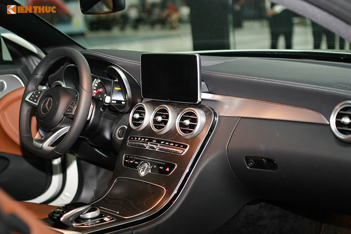 Ngoài những trang bị tiêu chuẩn vốn có của dòng C-Class, C300 AMG còn sở hữu một loạt tính năng đáng chú ý bao gồm: hệ thống treo khí nén AIRMATIC; hiển thị thông tin trên kính chắn gió (Head-up display); camera 360 độ; hệ thống hỗ trợ phòng ngừa va chạm Collision Prevention Assist Plus, hỗ trợ mở cốp sau khi cả hai tay đang mang/xách đồ...